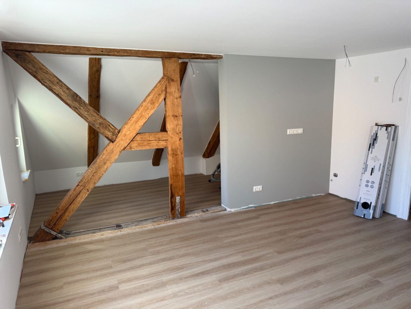 fertige Malerarbeiten und neuer Designboden